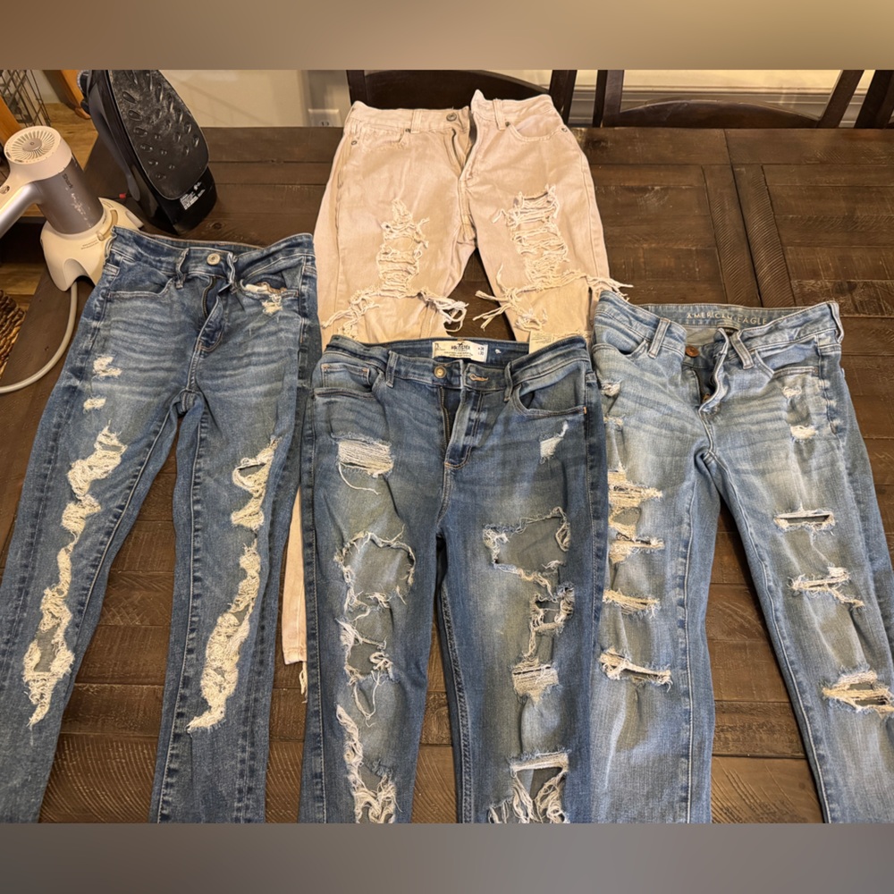 Women’s jeans (3 American eagle, 1 hollister)